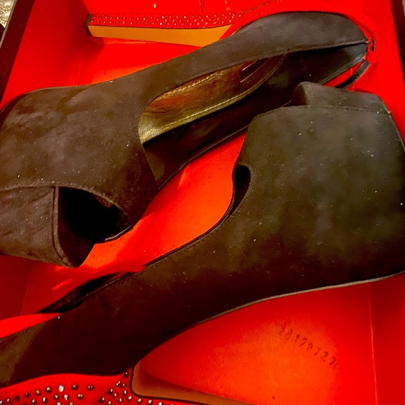These beautiful red and black suede crystal stilettos are show stopper - Picture 3 of 6